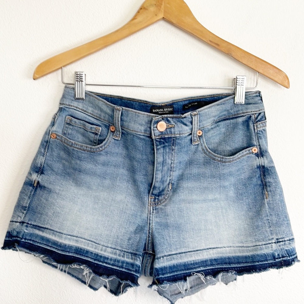 Banana Republic mid rise let out hem shorts 3”